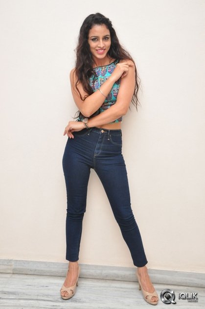 Ravneet-Kaur-at-Sithara-Movie-Show-Press-Meet